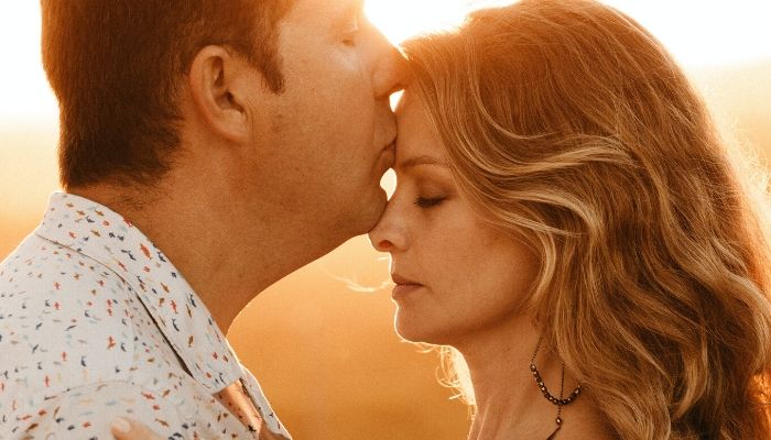 omul-care-aduce-fericire