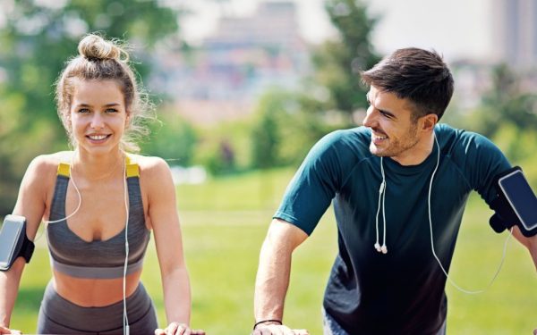 5 semne discrete prin care bărbații își arată interesul și pe care femeile le ignoră adesea