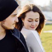 Ce face, de fapt, un bărbat să rămână lângă tine – și de ce e mai important decât dragostea