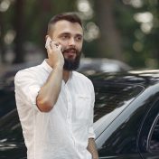 De ce fostul te caută tocmai vara: psihologia mesajelor neașteptate din sezonul estival